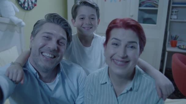방에서 행복하게 미소짓는 가족들 셀카나 비디오 통화를 소년의 셀카를 복용하는 — 비디오