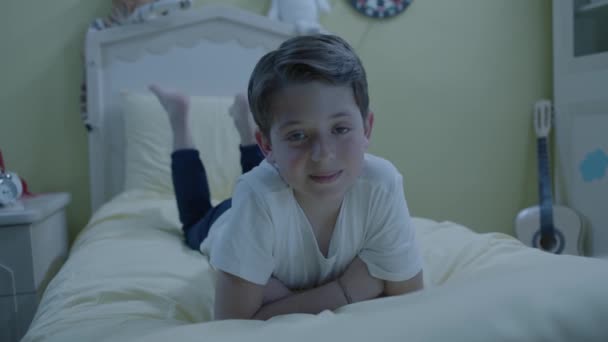 Красивый Ребенок Лежащий Кровати Пижаме Заснуть Волнения Следующего Дня Ребенок — стоковое видео