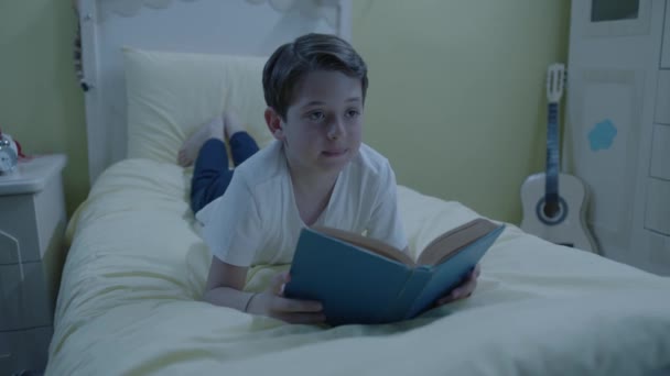 Petit Garçon Lisant Livre Sur Lit Dans Chambre Nuit Les — Video
