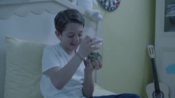 Úspory Úspora Peněz Chlapec Dává Peníze Prasátka Postel Dětském Pokoji — Stock video