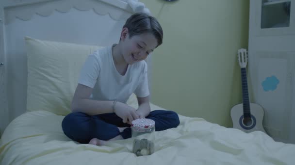 Sparen Geld Sparen Kleiner Junge Legt Geld Sparschwein Auf Dem — Stockvideo