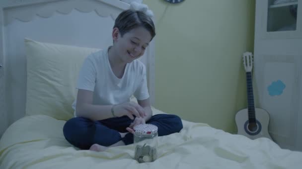 Sparen Geld Sparen Kleiner Junge Legt Geld Sparschwein Auf Dem — Stockvideo