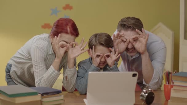 Glada Leende Föräldrar Spenderar Tid Med Surfplatta Dator Sitt Barns — Stockvideo