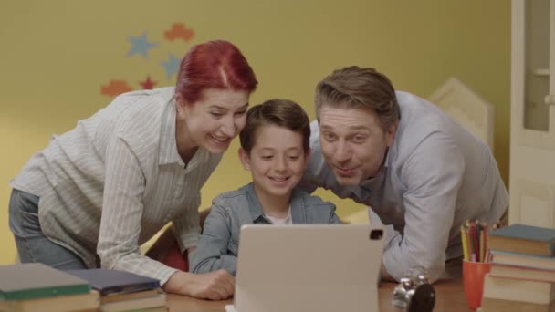 Felices Padres Sonrientes Pasando Tiempo Con Tableta Habitación Hijo Familia — Vídeos de Stock