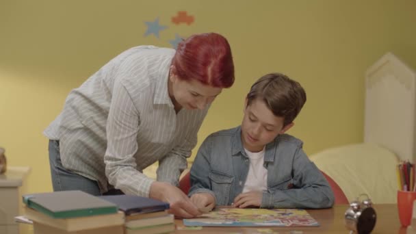 Kleiner Junge Beim Puzzeln Mit Seiner Mutter Schreibtisch Kleiner Junge — Stockvideo