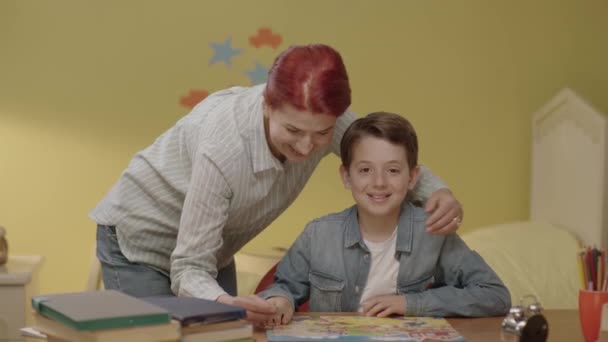 Little Boy Doing Jigsaw Puzzle His Mother His Desk Child — Stock Video