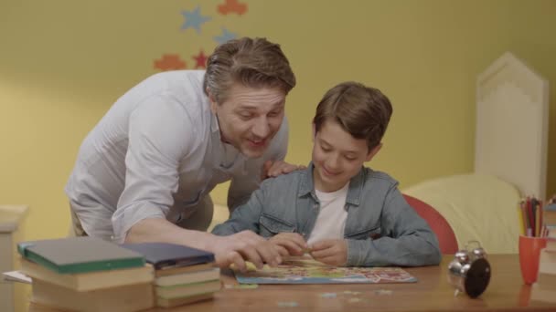 아버지는 자녀가 숙제를 하도록 줍니다 사랑많은 아버지가 아들에게 문제를 해결하는 — 비디오