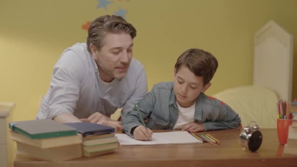 Młody Ojciec Pomaga Jej Dziecku Odrabiać Lekcje Kochający Młody Ojciec — Wideo stockowe