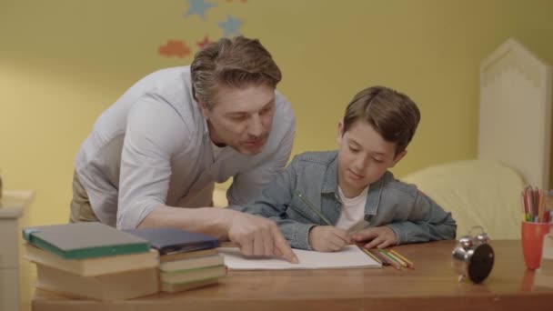 Unge Far Hon Hjälper Sitt Barn Med Läxorna Kärleksfull Ung — Stockvideo