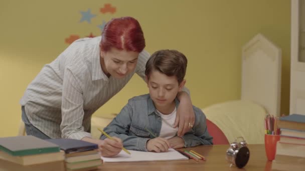 Ibu Muda Membantu Anaknya Mengerjakan Seorang Ibu Muda Yang Penuh — Stok Video