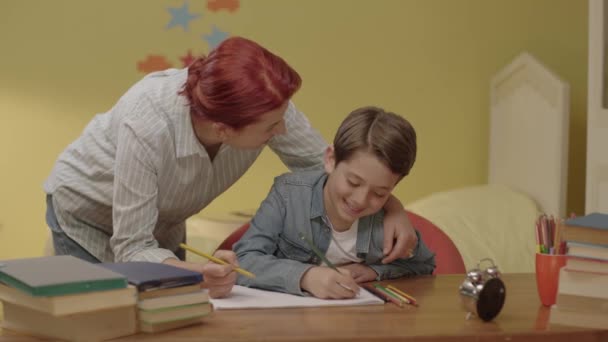 Mladá Matka Pomáhá Svému Dítěti Domácími Úkoly Milující Mladá Matka — Stock video