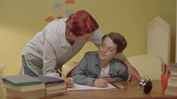 Młoda Matka Pomaga Dziecku Odrabiać Lekcje Kochająca Młoda Matka Mówi — Wideo stockowe