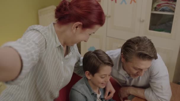 Video Von Glücklich Lächelnden Mama Und Papa Mit Kind Das — Stockvideo