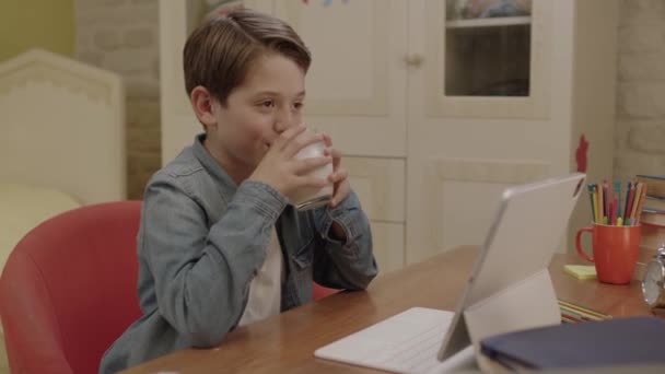 Chlapec Pije Mléko Zatímco Učí Tabletu Chodí Počítačové Lekce Hraje — Stock video