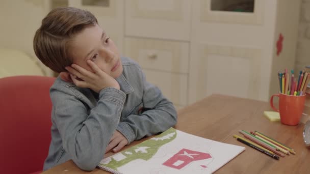 Znudzony Zmęczony Nauką Mały Chłopiec Marzący Rękami Podbródku Dziecko Siedzące — Wideo stockowe