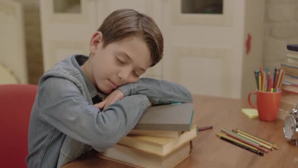 Niño Aburrido Tocando Cara Sentado Escritorio Habitación Niño Que Tiene — Vídeos de Stock