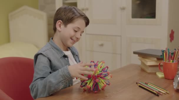 Kisfiú Agyjátékot Játszik Asztalánál Szobájában Egy Fiú Aki Egyedül Van — Stock videók
