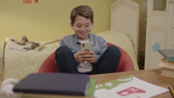 Νηπιαγωγείο Παίζει Παιχνίδια Χρησιμοποιώντας Κινητό Τηλέφωνο App Αγόρι Κρατάει Smartphone — Αρχείο Βίντεο