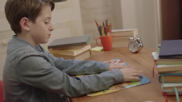 一个小男孩正在他的办公桌前做拼图游戏 教育和幼儿发展概念 小男孩在业余时间解谜 — 图库视频影像