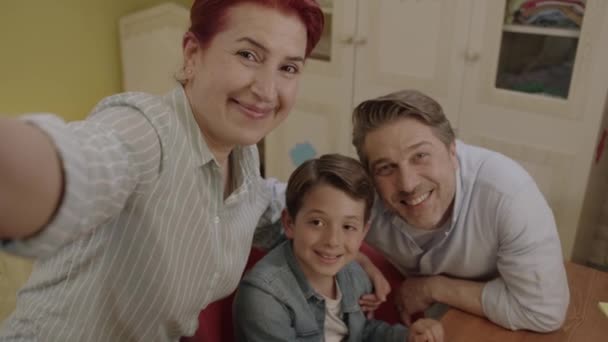 Video Glada Leende Mamma Och Pappa Med Barn Gör Selfie — Stockvideo