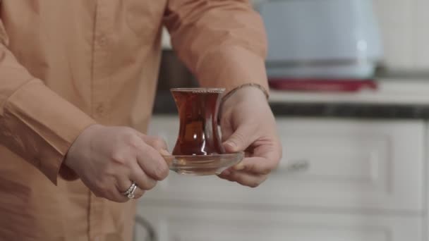 Spilld Dryck Med Omsorg Häll Teet Marken Närbild Händer Kvinna — Stockvideo