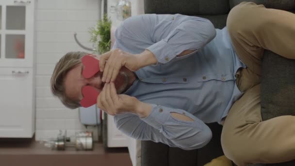 Видео Счастливого Человека Играющего Двумя Бумажными Сердцами Глазах Мужчина Танцует — стоковое видео