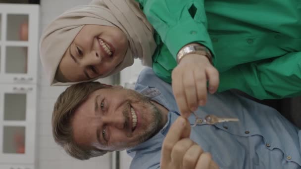 Jovem Surpreende Sua Esposa Vestida Hijab Mostrando Chave Sua Casa — Vídeo de Stock