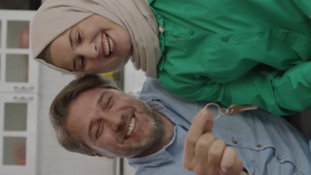 Młody Mężczyzna Zaskakuje Swoją Ubraną Hidżab Żonę Pokazując Klucz Jej — Wideo stockowe