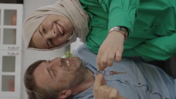 Młody Mężczyzna Zaskakuje Swoją Ubraną Hidżab Żonę Pokazując Klucz Jej — Wideo stockowe