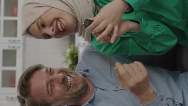 Esposo Que Sorprende Esposa Envuelta Hiyab Comprando Coche Mujer Joven — Vídeos de Stock