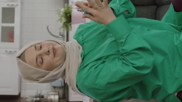 Een Jonge Vrouw Hijab Die Haar Nieuwe Parfum Gebruikt Mooie — Stockvideo
