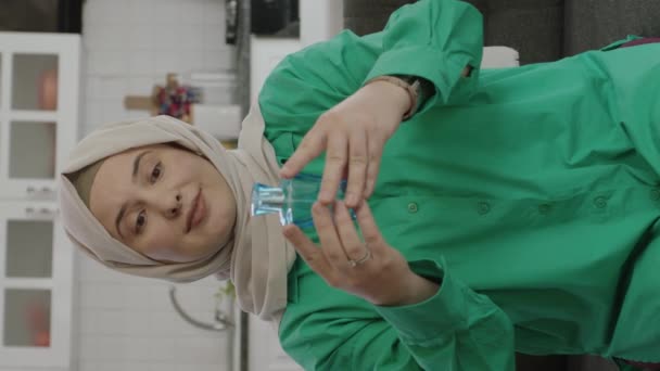 Молодая Женщина Хиджабе Использует Свои Новые Духи Красивая Женщина Хиджабе — стоковое видео