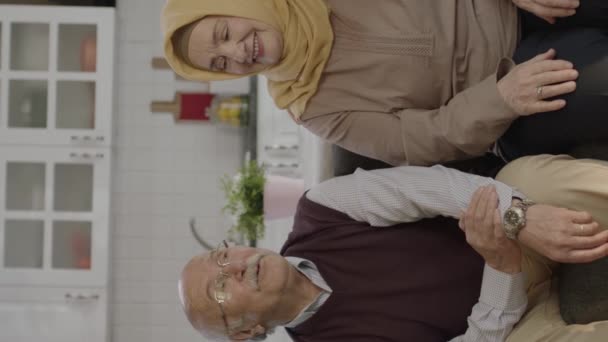 Muzułmańska Turecka Rodzina Salonie Dla Eid Eid Mubarak Uroczystości Moment — Wideo stockowe