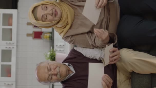 Una Familia Musulmana Turca Mira Fotos Antiguas Sala Estar Feliz — Vídeos de Stock
