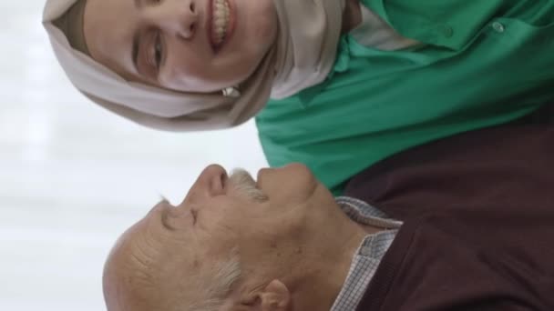 Den Unga Kvinnan Turban Glad Att Sin Far Komma Besök — Stockvideo