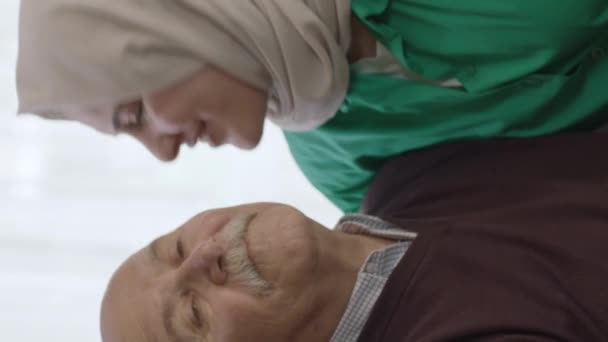 Uma Mulher Hijab Visita Seu Pai Durante Eid Mubarak Ramadã — Vídeo de Stock