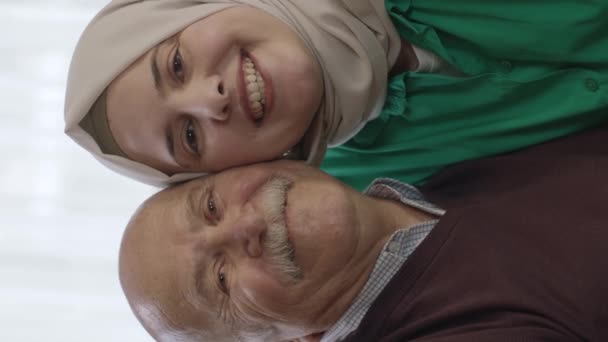 Die Junge Frau Turban Freut Sich Dass Ihr Vater Besuch — Stockvideo