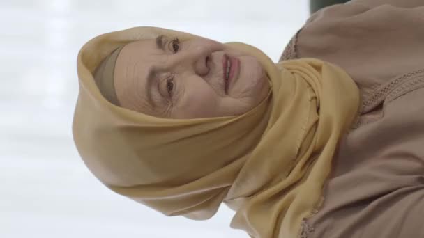 Starsza Kobieta Hidżabie Siedzi Samotnie Domu Lub Domu Opieki Starannie — Wideo stockowe