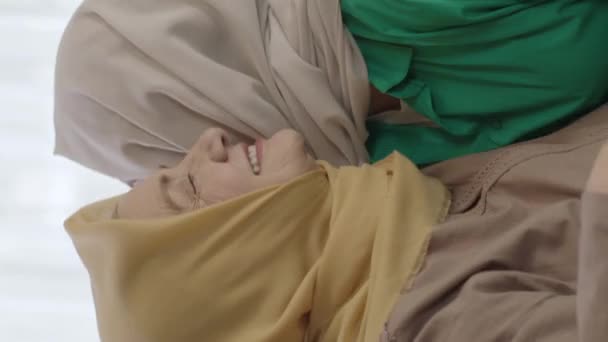 Sonriente Joven Feliz Hiyab Blanco Visitando Madre Hija Adulta Hiyab — Vídeos de Stock