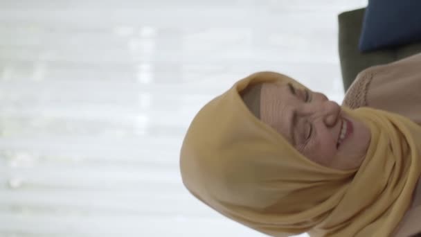 Retrato Rosto Bonito Mulher Madura Meia Idade Feliz Hijab Velha — Vídeo de Stock