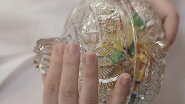 여성의 전통적 음식을 유리그릇에 사탕을 클로즈업 터키의 라마단 휴일이다 수직에 — 비디오