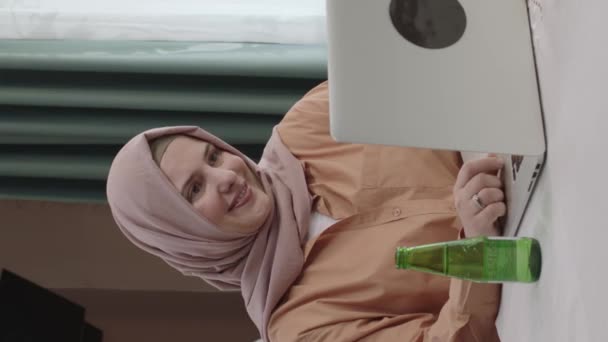 Hijab Habillée Femme Travaillant Sur Ordinateur Portable Dans Cuisine Message — Video