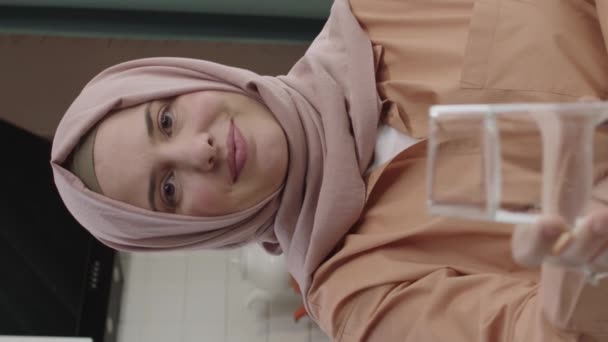Mulher Hijab Copo Água Para Câmera Conceito Bebida Saudável Jovem — Vídeo de Stock