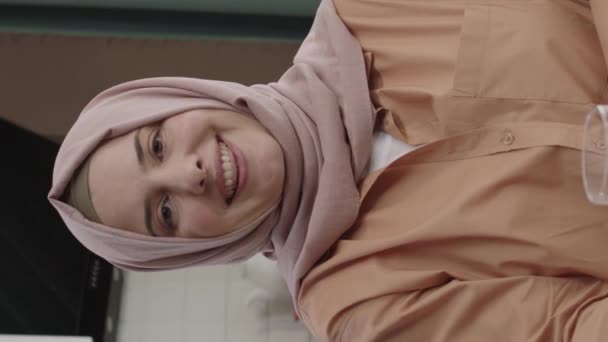 Sebevědomá Usmívající Mladá Dospělá Muslimka Hidžábu Oblečená Při Pohledu Kamery — Stock video