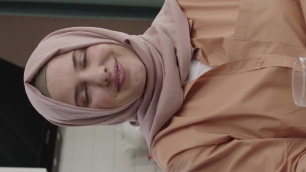 Kobieta Hidżabie Daje Kamerze Szklankę Wody Koncepcja Zdrowego Napoju Uśmiechnięta — Wideo stockowe