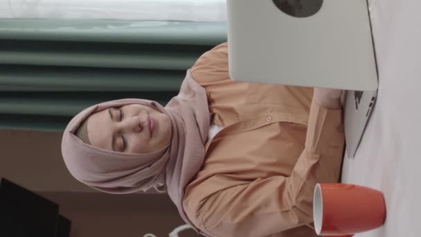 Frau Hijab Arbeitet Ferngesteuert Laptop Der Küche Junge Frau Benutzt — Stockvideo