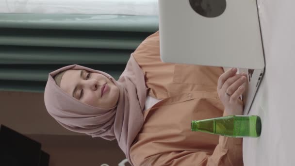 Хиджаб Одета Женщина Работает Ноутбуке Кухне Фрилансер Удаленных Бизнес Сообщений — стоковое видео