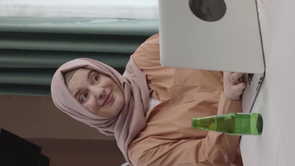 Hijab Kledde Kvinner Som Jobber Med Laptop Kjøkkenet Meldinger Fra – stockvideo