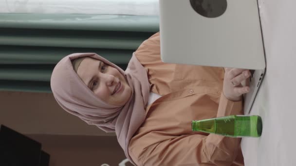 Hijab Klädd Kvinna Som Arbetar Bärbar Dator Köket Frilansare Avlägsna — Stockvideo
