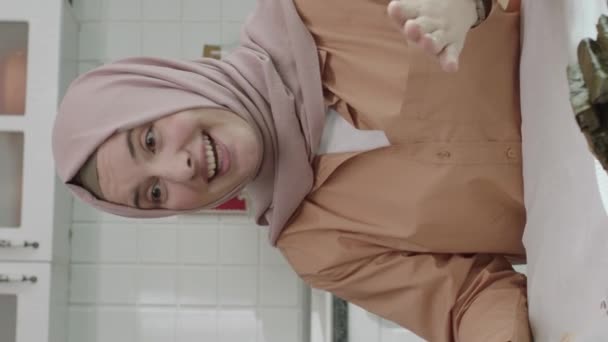 Vue Dessus Épaule Une Musulmane Habillée Hijab Discutant Avec Son — Video